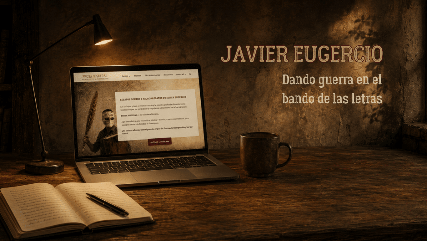 Escritorio de escritor con portátil abierto en la web de Javier Eugercio, cuaderno, lámpara y taza bajo una luz cálida.